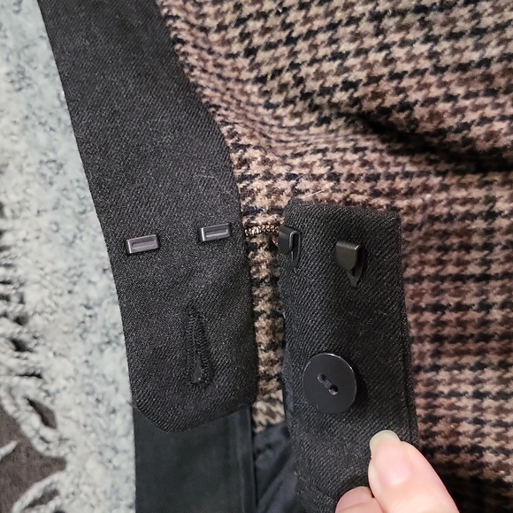 Express Shorts - Picture 4 of 12